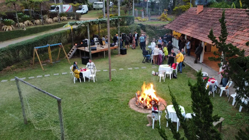 Gramado da Área 1 com mesas, festa e fogueira