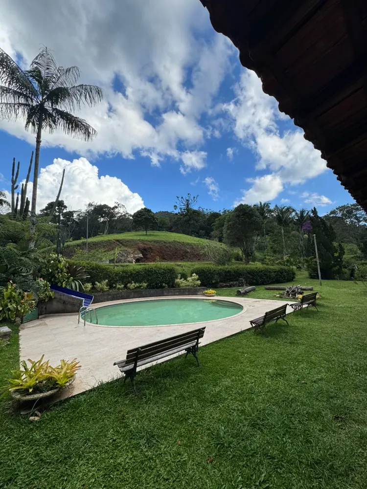 Piscina com gramado e bancos na Área 2
