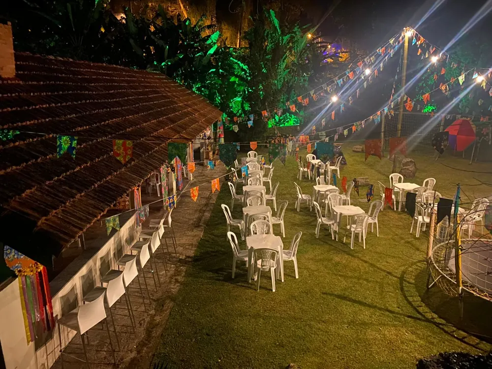 Mesas e luzes na Área 1, à noite