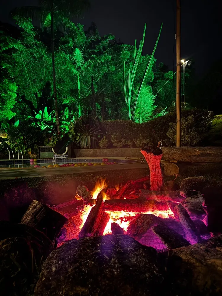 Fogueira acesa à noite na Área 2