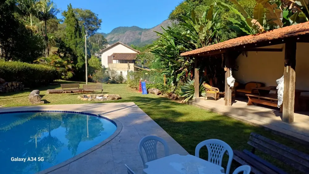 Piscina da Área 2 vista do gramado